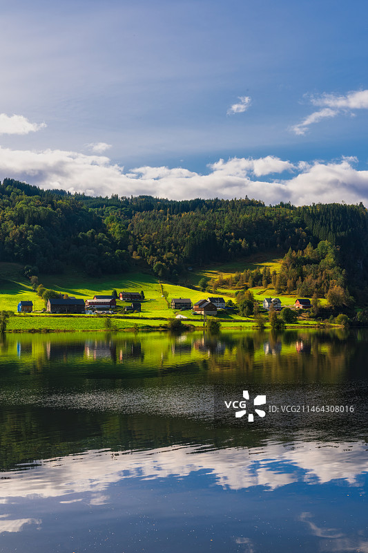 北欧挪威霍达兰县——Vestbygdi（Seimsholmen）小镇夏季田园风光图片素材