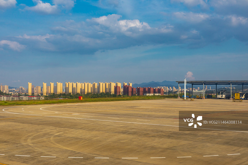 江西宜春明月山机场停机坪汽车广告背景图图片素材