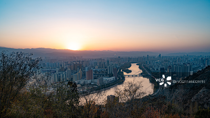 中国甘肃兰州市安宁区西固区城市日落图片素材