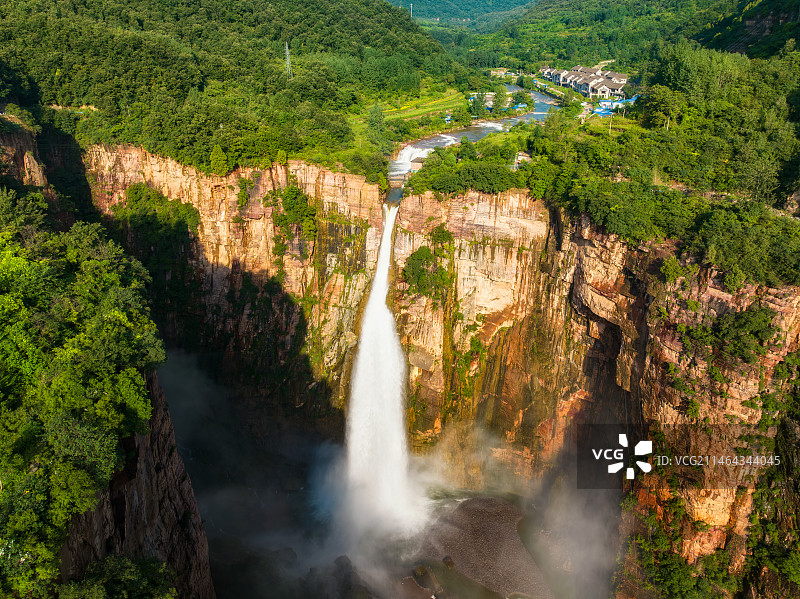 河南省新乡市辉县（宝泉）南太行瀑布夏季航拍——飞龙瀑图片素材
