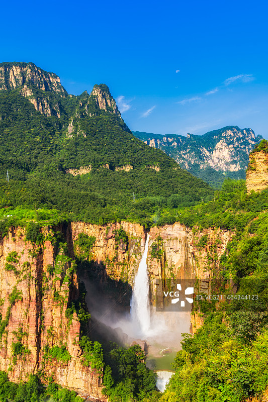 河南省新乡市辉县（宝泉）南太行瀑布夏季航拍——飞龙瀑图片素材