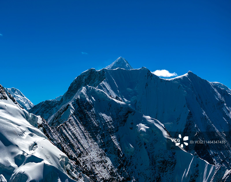 四川甘孜航拍蜀山之王贡嘎山风光图片素材