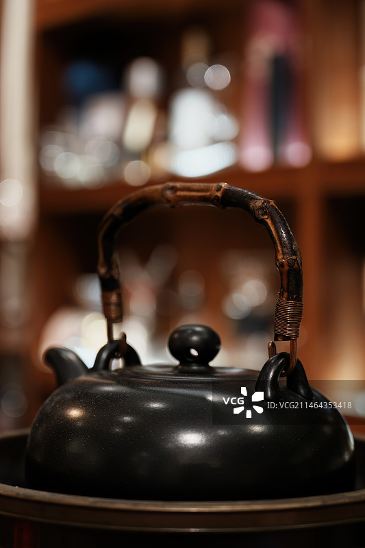 桌子上的茶壶特写镜头图片素材