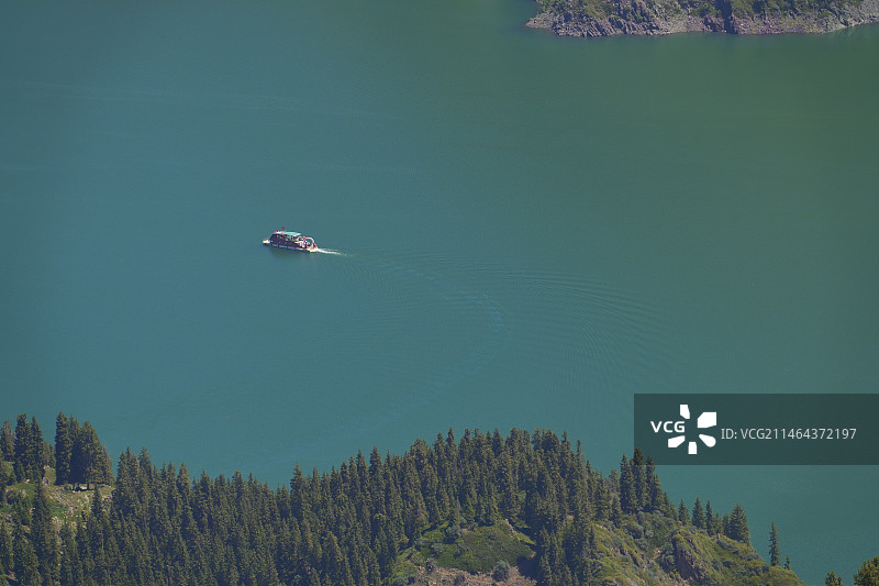 新疆天山 - 泛舟天池图片素材