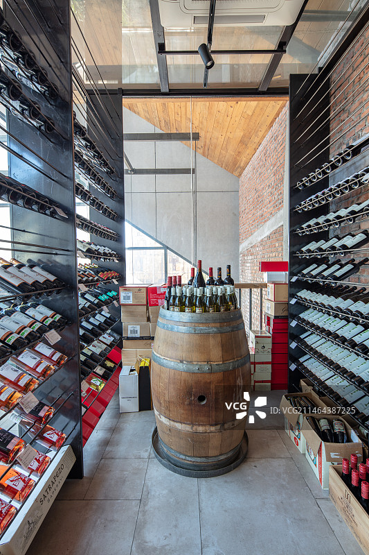 红酒企业酒架酒柜酒桶图片素材