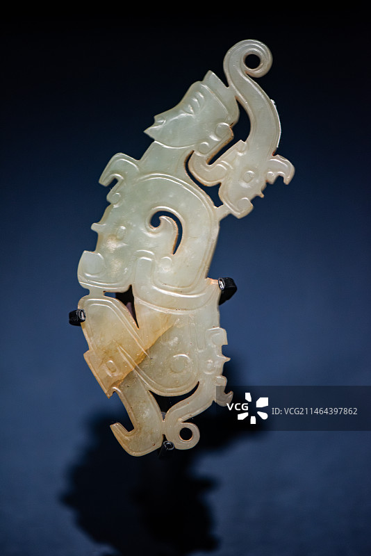 玉润中华-陕西省考古研究院收藏的西周玉人龙合体图片素材