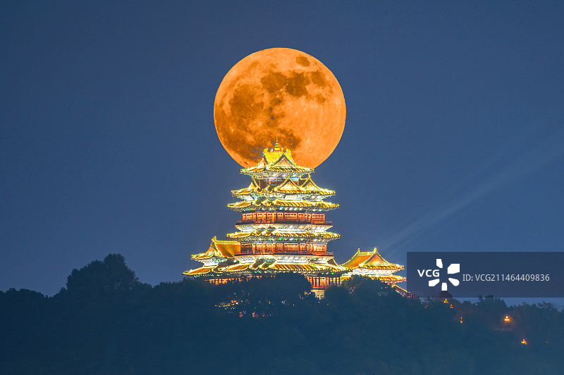 超级月亮满月时的阅江楼，江苏南京图片素材