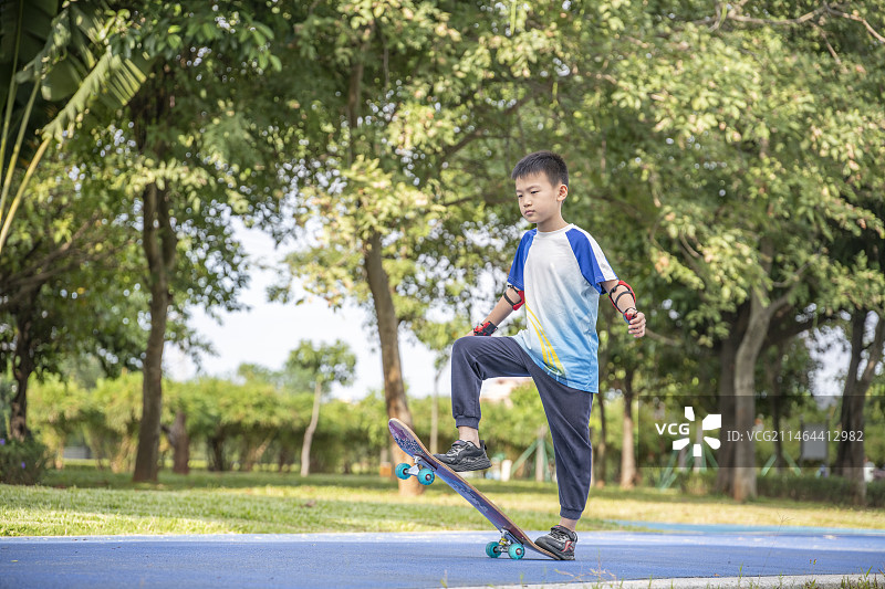 公园里玩滑板的小男孩图片素材