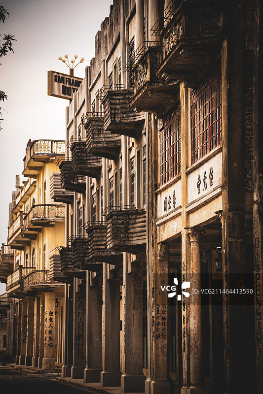 广东江门著名侨乡旅游景点赤坎古镇的骑楼复古情怀西式建筑图片素材