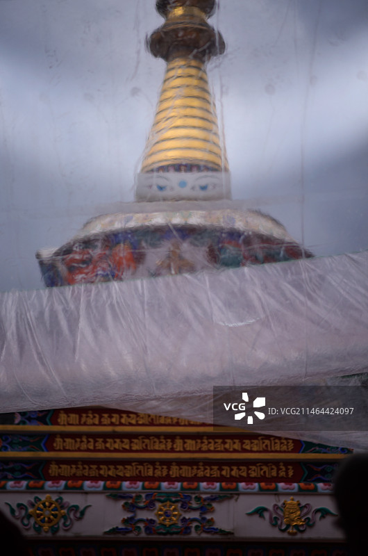 五台山广化寺盖上了雨披的舍利白塔低角度视图图片素材