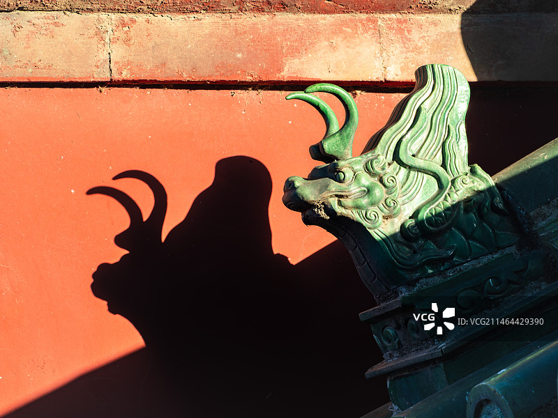 天坛公园的戗兽与红墙图片素材