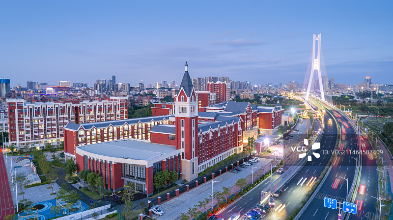 佛山市凤翔大桥和明德中英文学校夜色图片素材