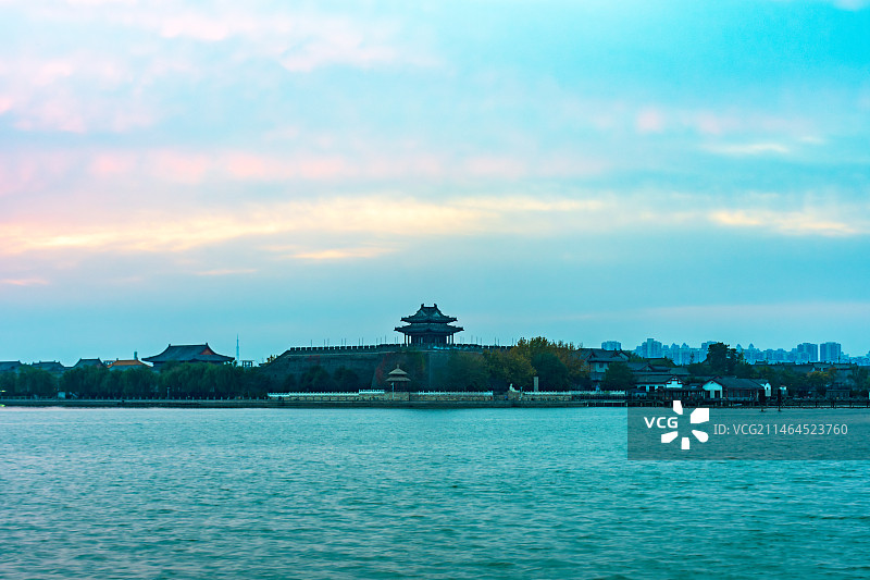 聊城东昌湖畔初冬晨景--东昌古城东北角楼311图片素材