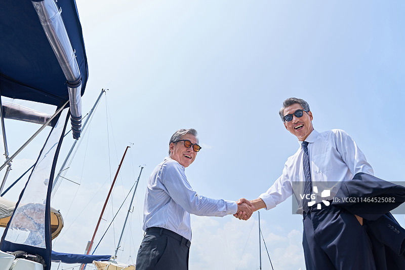 老年人，老年男人，商务，休闲，低角度，抵达，握手，明亮的表情图片素材
