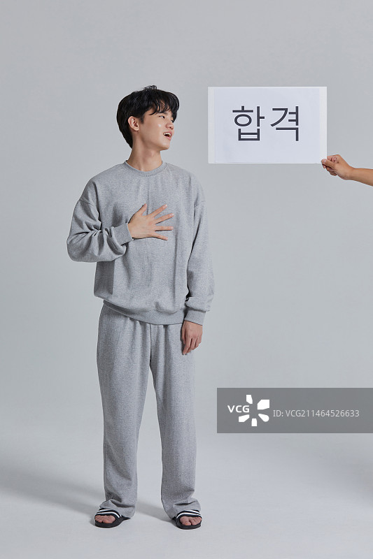 失业、青年、青年失业、求职困难、求职者、社会问题、20多岁的年轻人、成功、路过图片素材