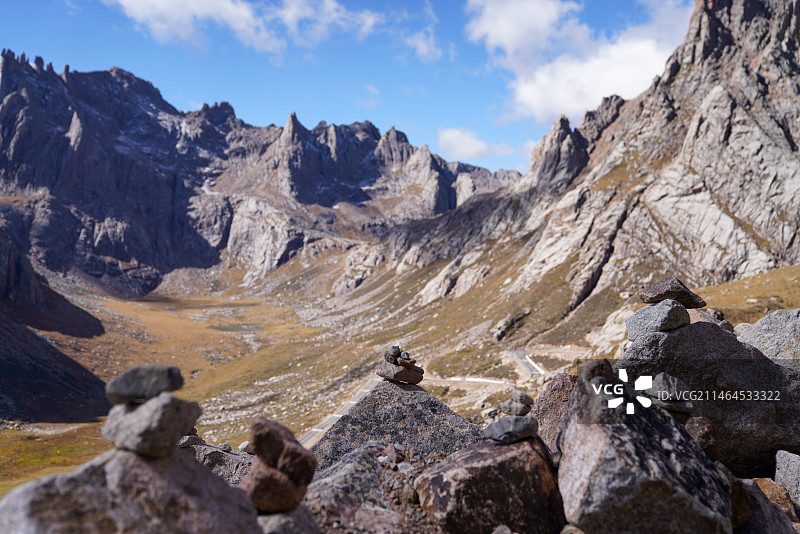 青藏高原东南部 四川省的阿坝县和青海省久治县、班玛县之间 莲宝叶则 石头山 玛尼堆图片素材