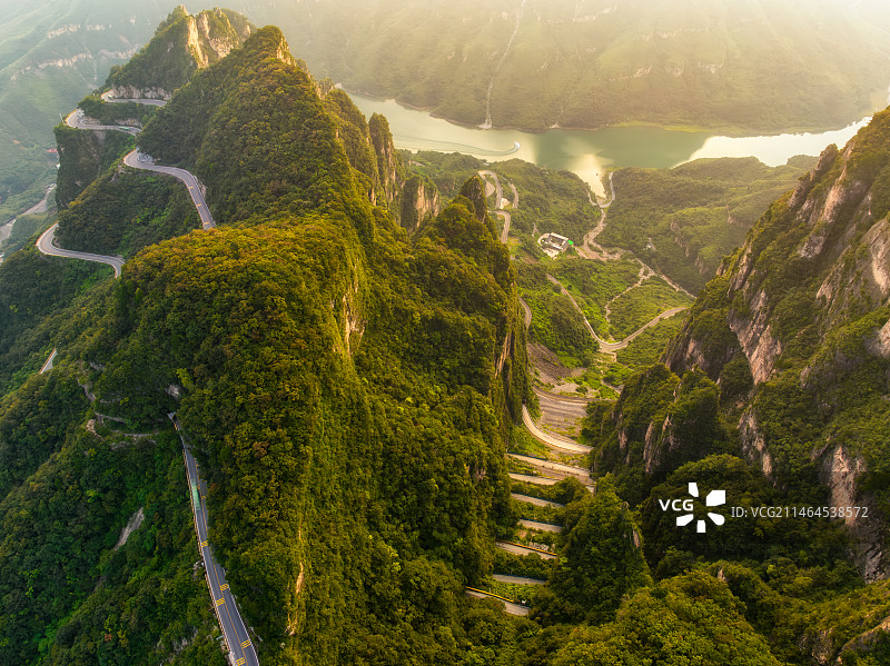 河南省焦作市云台山景区——叠彩洞（乌海线G207国道）夏季日落时分航拍图片素材