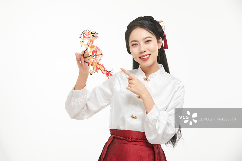 穿马面裙手举皮影戏龙道具的年轻女孩图片素材