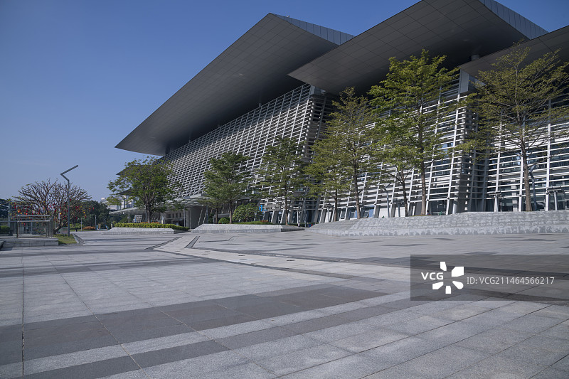 城市建筑外观与空旷的广场，东莞市政中心广场图片素材