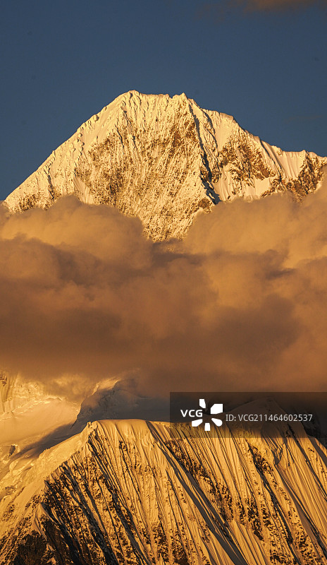 四川甘孜藏族自治州康定市子梅垭口云绕木雅贡嘎日照金山震撼自然风光图片素材
