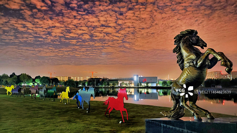 一马当先万马奔腾图片素材