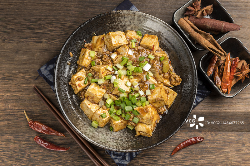 四川传统名菜麻婆豆腐摆放在木桌面上特写图片素材