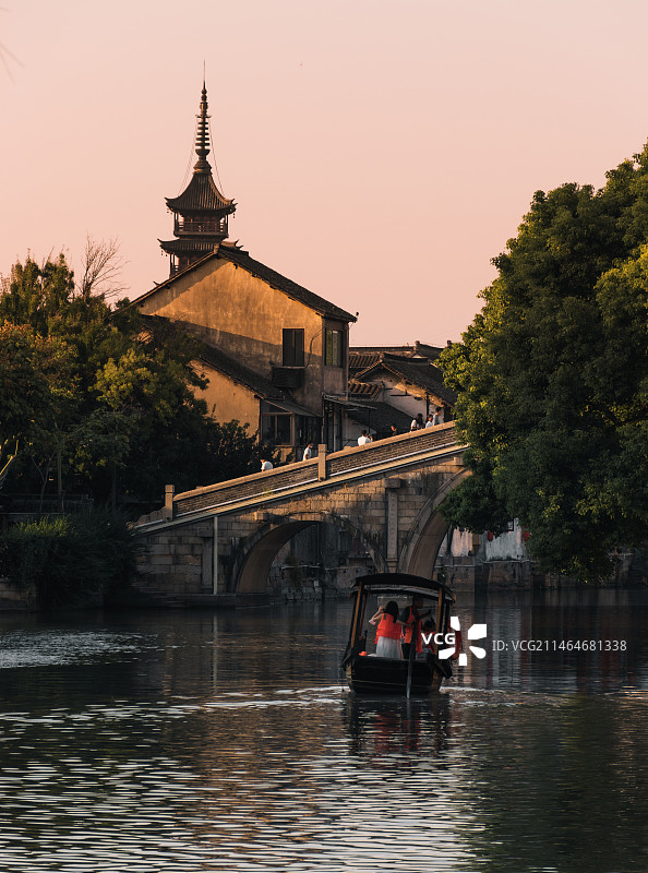 黄昏-千灯古镇-小船图片素材