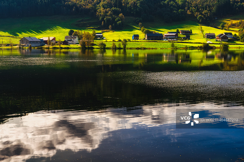 北欧挪威霍达兰县——Vestbygdi（Seimsholmen）小镇夏季田园风光图片素材