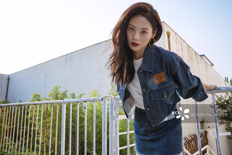时尚美女在街拍图片素材