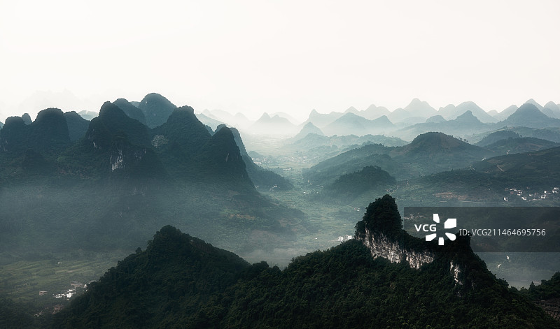 中国广西桂林兴坪镇大面山上日出前的景观图片素材