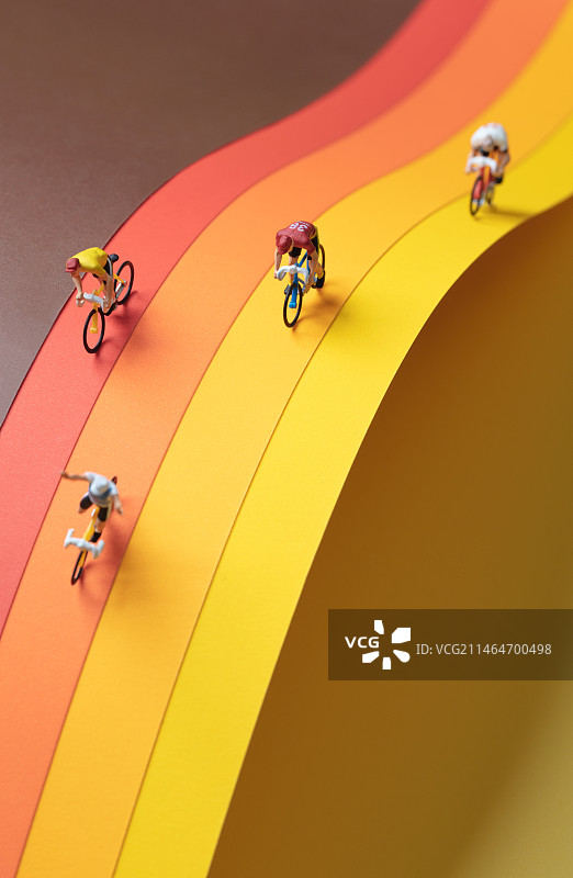 微缩创意五彩跑道与竞赛中的公路自行车图片素材