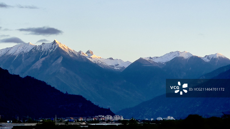 冬日白雪皑皑的群山景色图片素材