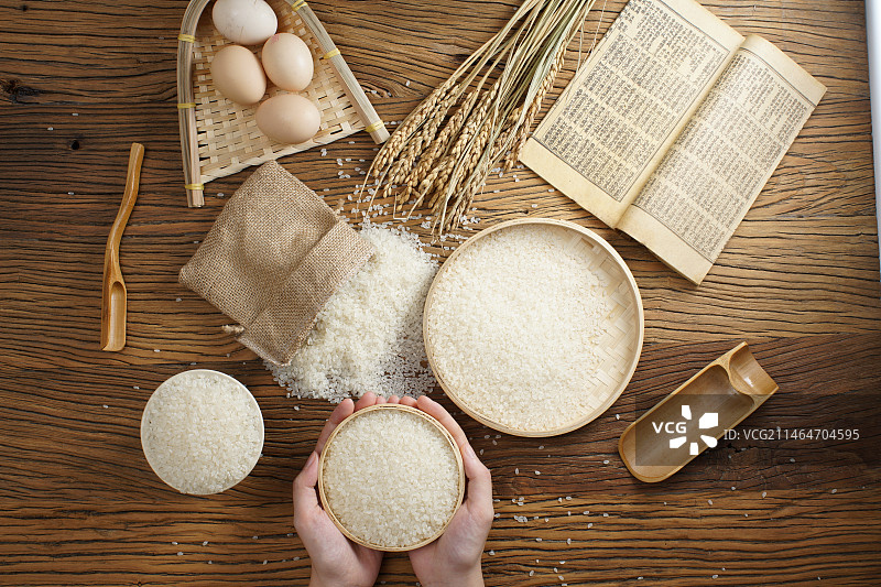 手捧大米 中式稻香米展示图片素材