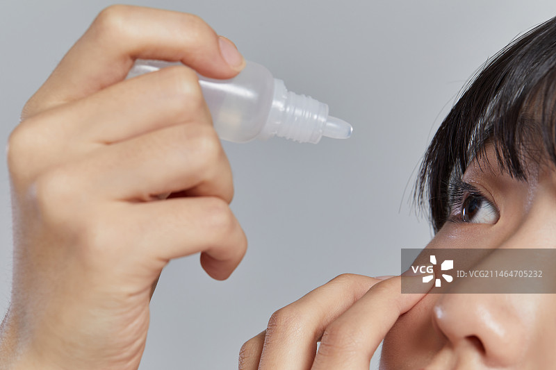 有压力的女中学生，青少年，校服，患有角膜炎、结膜炎、干眼症，使用滴眼液图片素材