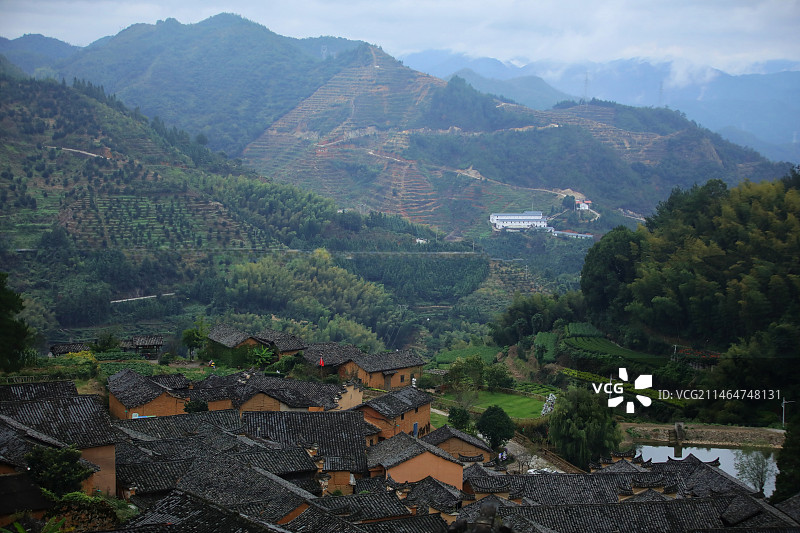 酉田村山里人家图片素材
