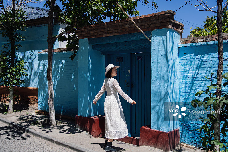 在新疆伊犁的首府伊宁喀赞其景区闲逛旅行的女性游客图片素材