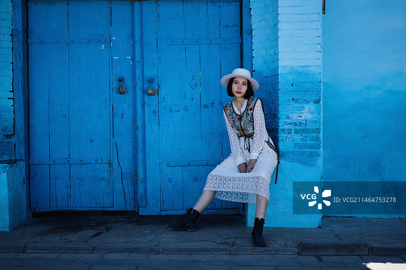 在新疆伊犁的首府伊宁喀赞其景区闲逛旅行的女性游客图片素材