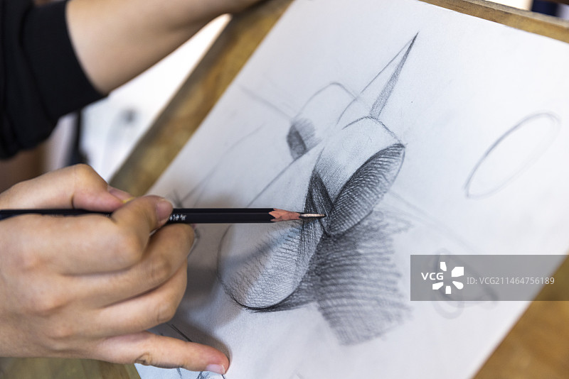 女学生手拿铅笔画素描局部特写图片素材