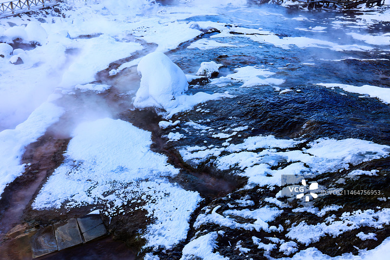 长白山林木积雪冰瀑和温泉图片素材