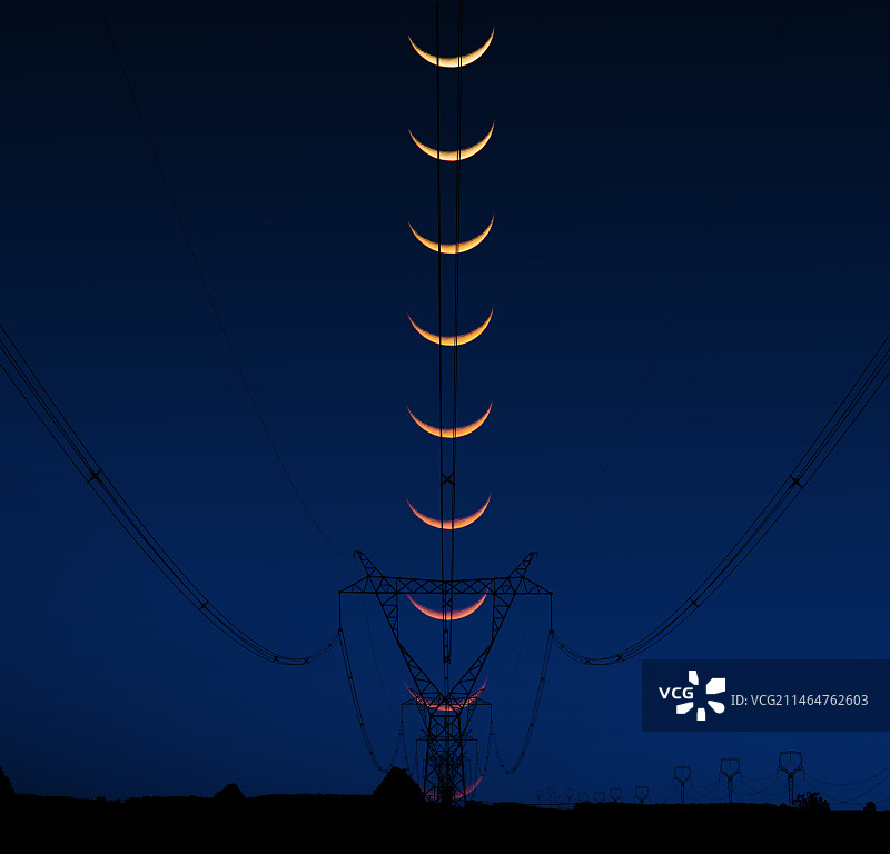 夜幕降临的高压电线塔图片素材