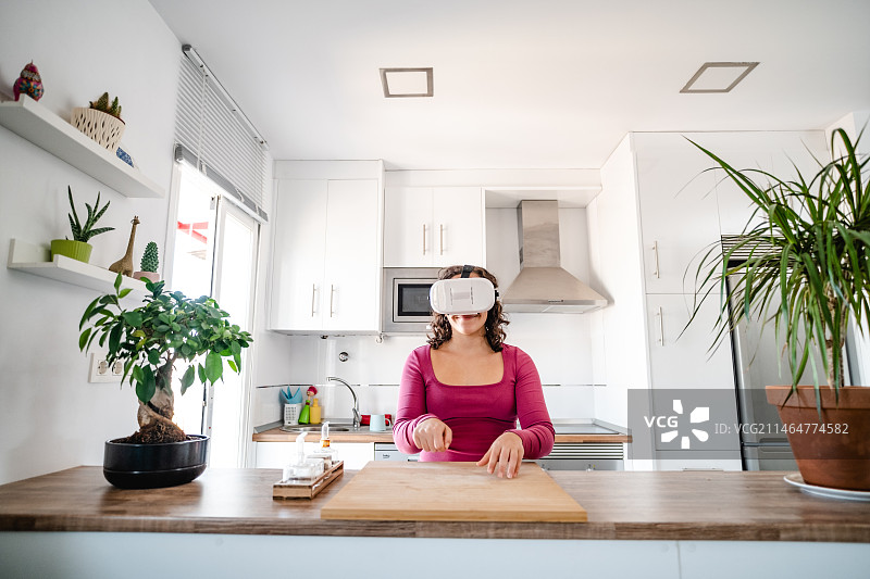 在厨房玩VR的女子（西班牙，格拉纳达）图片素材