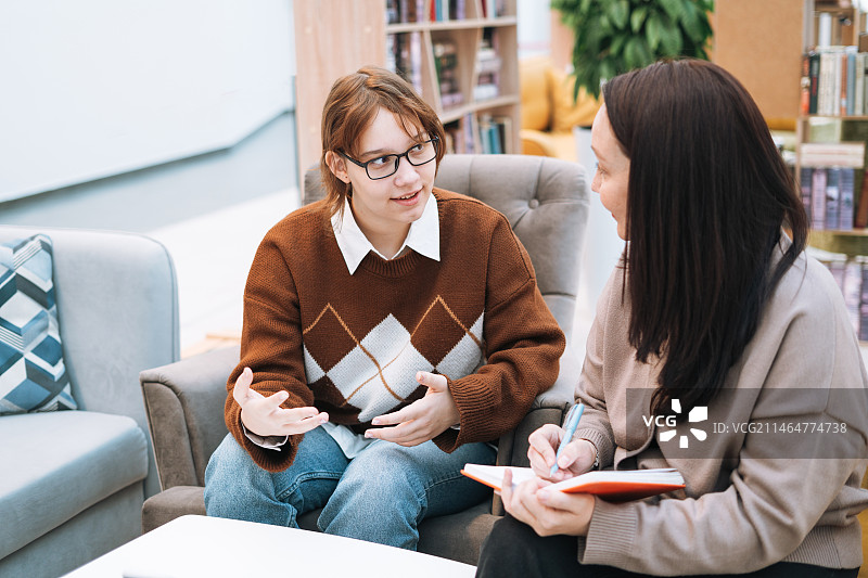 女学生与女教师在房间里交谈（叶卡捷琳堡，斯维尔德洛夫斯克州，俄罗斯）图片素材