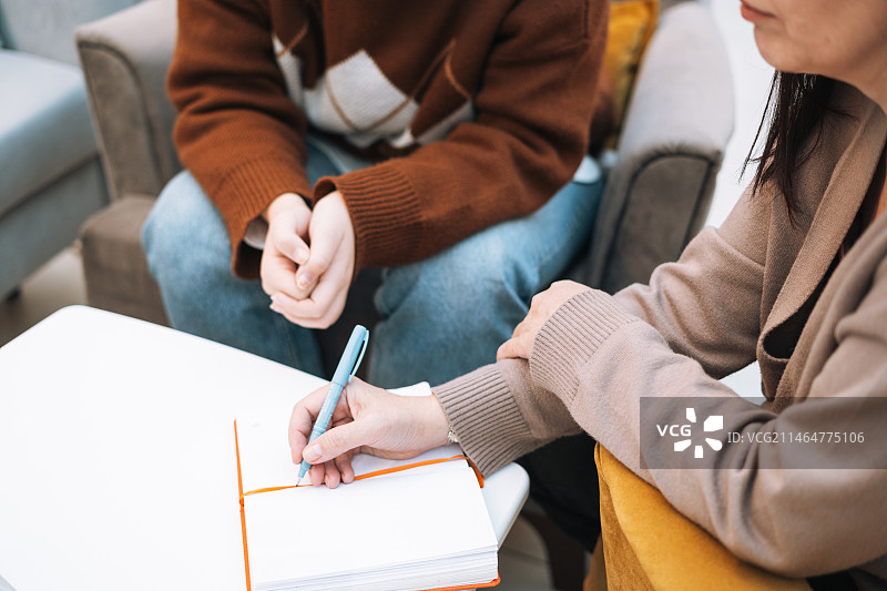 少女学生在房间里与成年女教师心理学家交流，俄罗斯斯维尔德洛夫斯克州叶卡捷琳堡图片素材