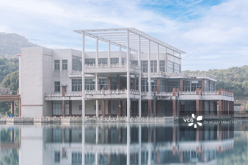 一栋在水边的建筑图片素材