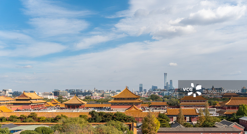 航拍视角鸟瞰故宫宫殿屋顶金色琉璃瓦和远处的CBD国贸北京中信银行高楼大厦城市天际线风光图片素材