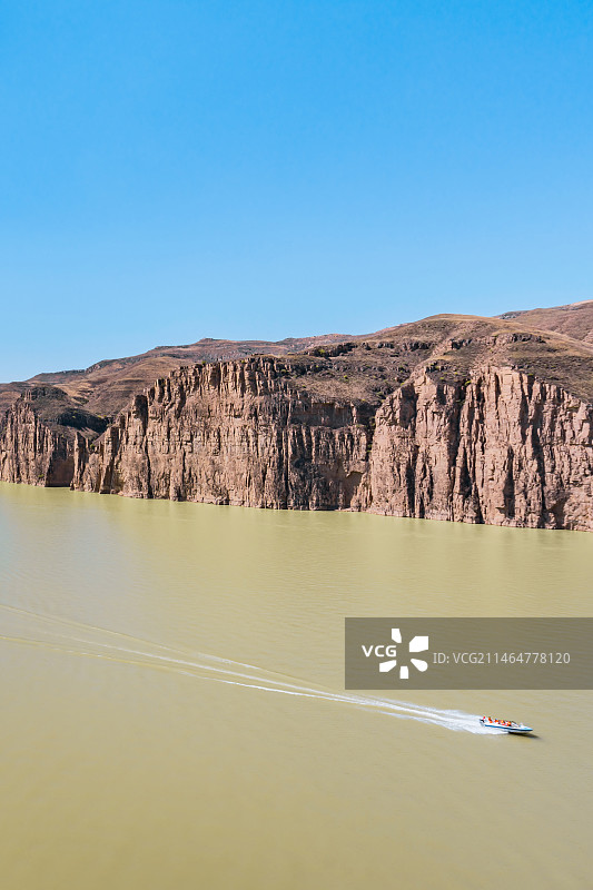 中国内蒙古呼和浩特清水河县老牛湾黄河上行驶的游艇图片素材