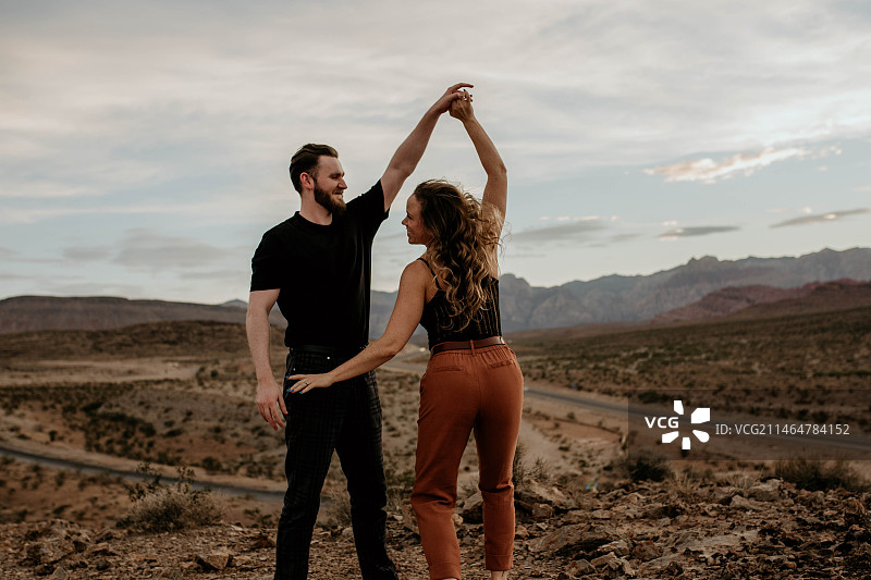 快乐的情侣在日落时跳舞，美国内华达州拉斯维加斯人物肖像图片素材