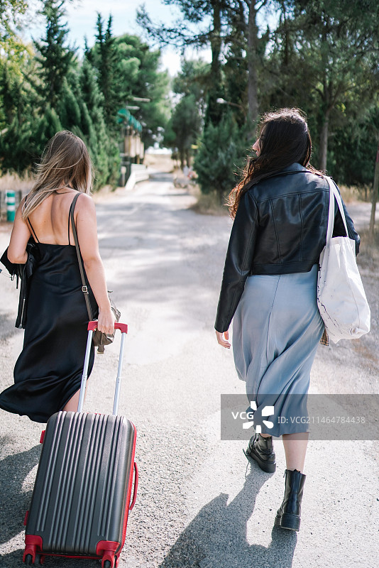 两位女性在西班牙的道路上行走图片素材