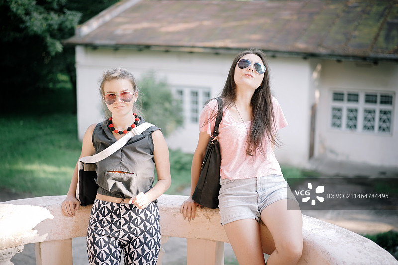 站在挡土墙边的年轻女子肖像图片素材