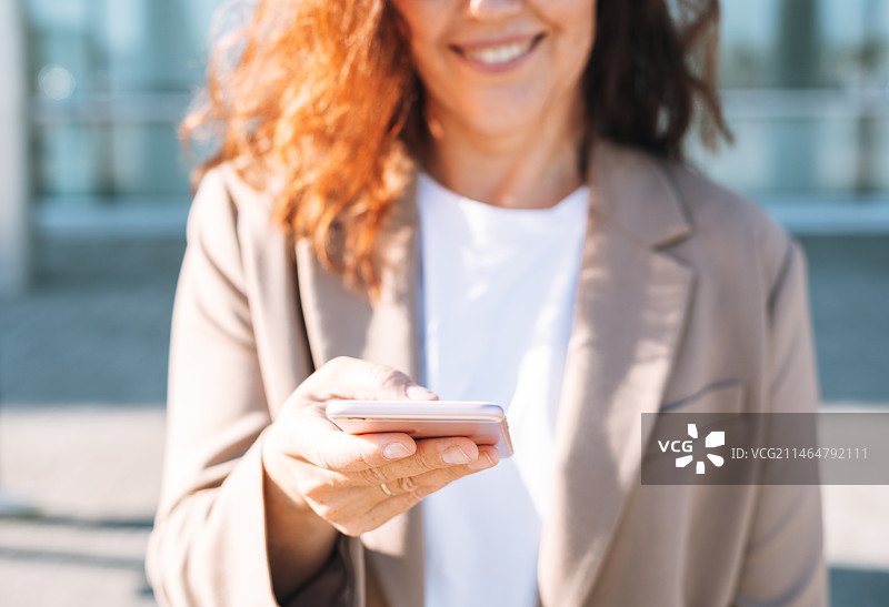 在俄罗斯叶卡捷琳堡使用手机的女商人图片素材